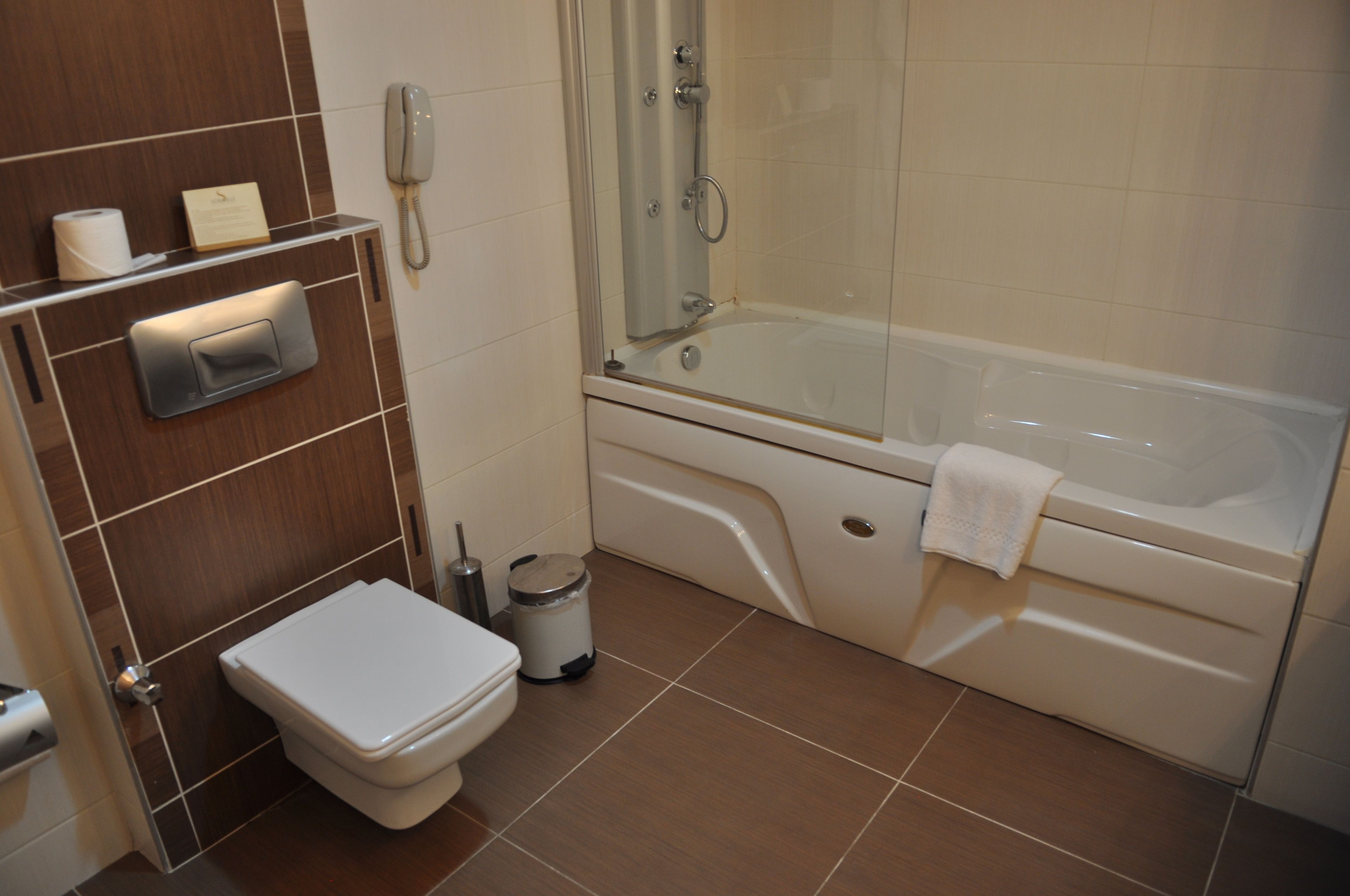 suite, 1 king bed | bathroom | combined shower/bathtub, hair dryer, slippers, towels