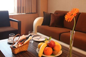 Suite, 1 cama de matrimonio grande | Zona de estar | Películas de pago