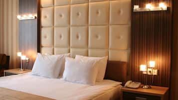Phòng Suite, 1 giường cỡ king | Minibar với thức ăn, đồ uống miễn phí, két bảo mật tại phòng, bàn