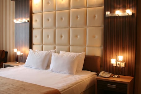 Suite, 1 King Bed | Free minibar items, in-room safe, desk, blackout drapes