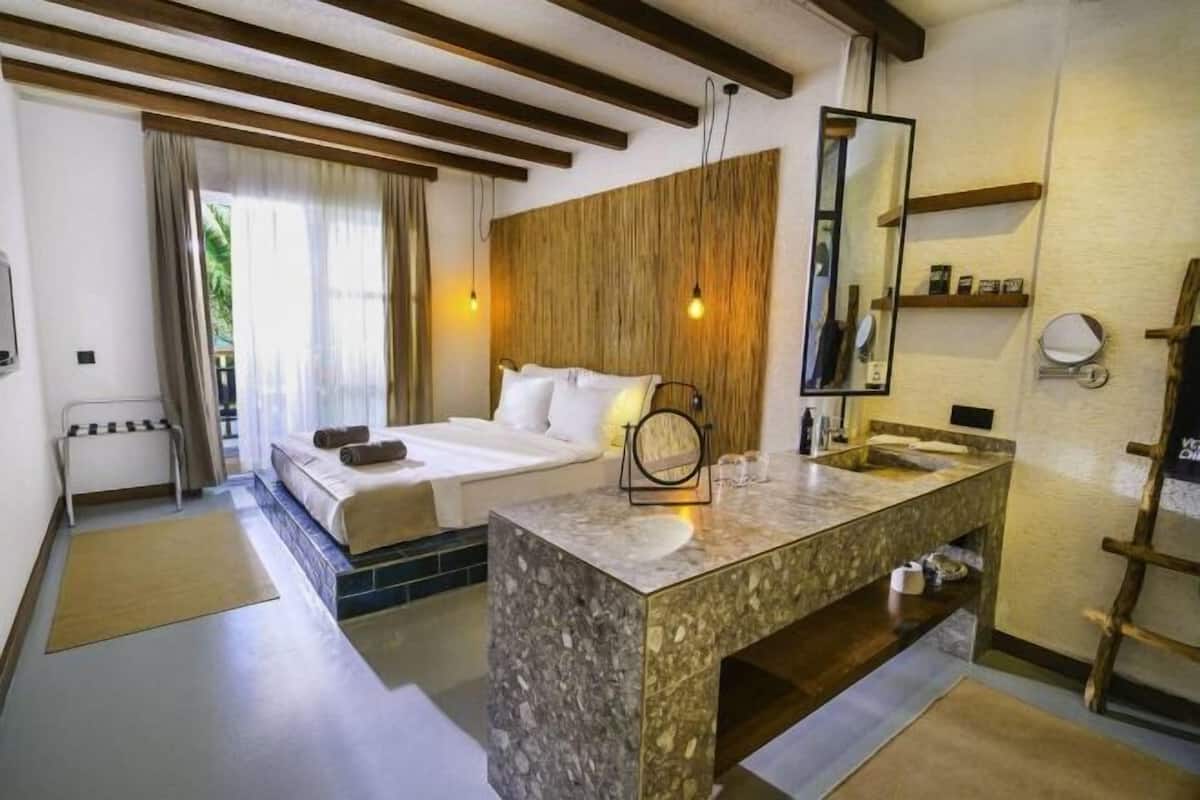 Minibar, coffres-forts dans les chambres, Wi-Fi gratuit, draps fournis