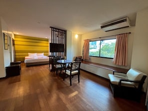 Minibar, pengeskab på værelset, skrivebord, gratis Wi-Fi