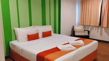 Superior Double or Twin Room, 1 Bedroom | 1 bilik tidur, bar mini, peti besi dalam bilik, meja