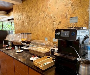 Phục vụ bữa sáng, bữa trưa và bữa tối 