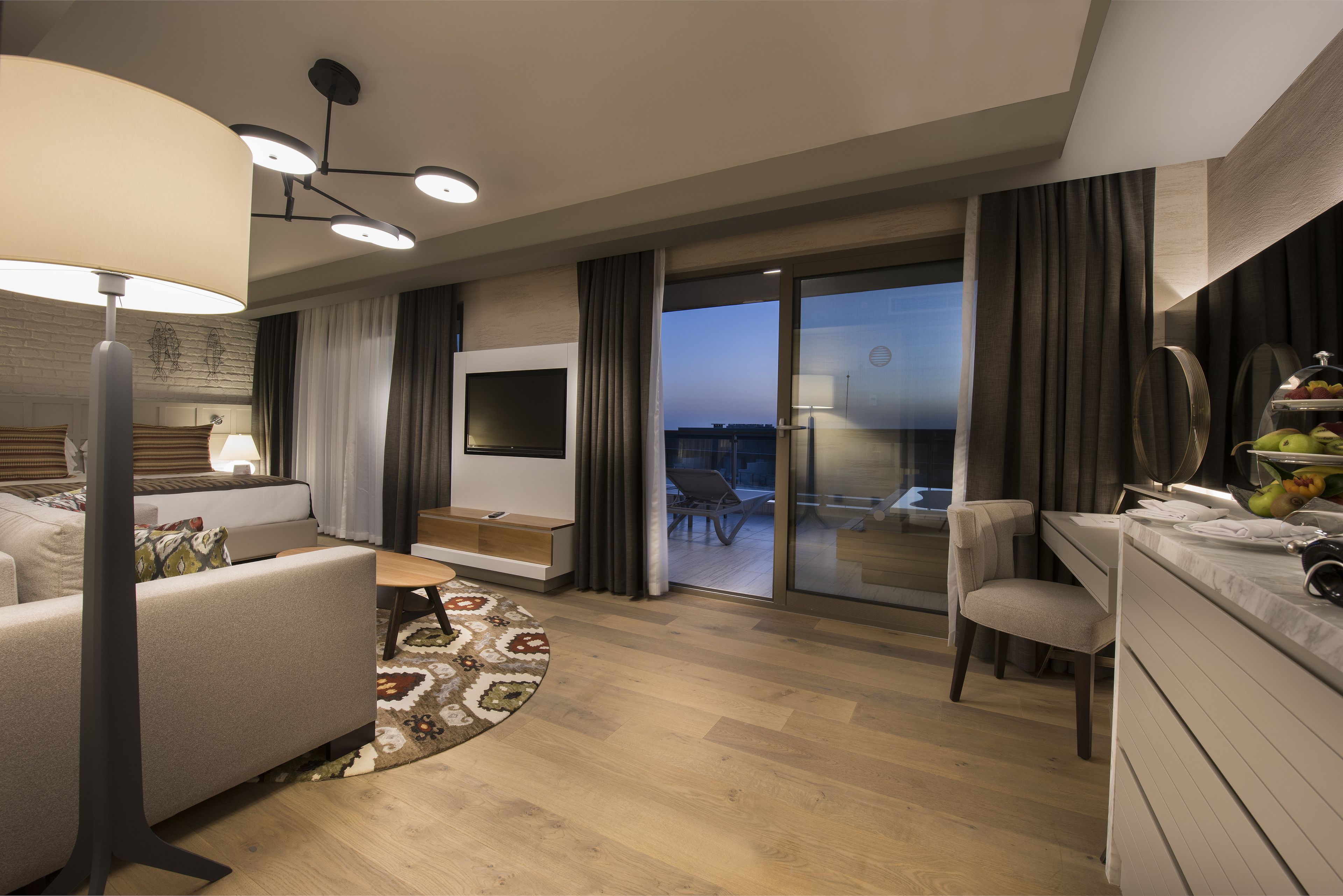 Loftsleilighet, sjøutsikt | Minibar, safe på rommet, skrivebord og blendingsgardiner