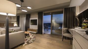 Loftsleilighet, sjøutsikt | Minibar, safe på rommet, skrivebord og blendingsgardiner