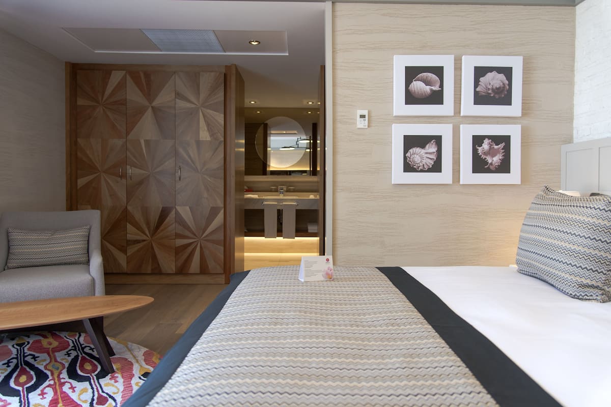 Swim Up Room | 1 bedroom, minibar, in-room safe, desk