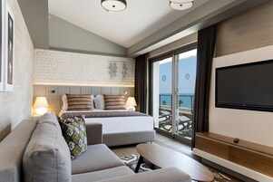 Ático, vistas al mar | Minibar, caja fuerte, escritorio y cortinas opacas
