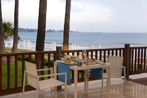 4 restaurantes; se sirve desayuno, almuerzo y cena; cocina italiana