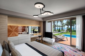 Minibar, caja de seguridad en la habitación y escritorio