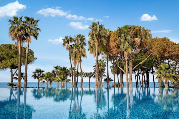 Una piscina techada, una piscina al aire libre de temporada, sombrillas