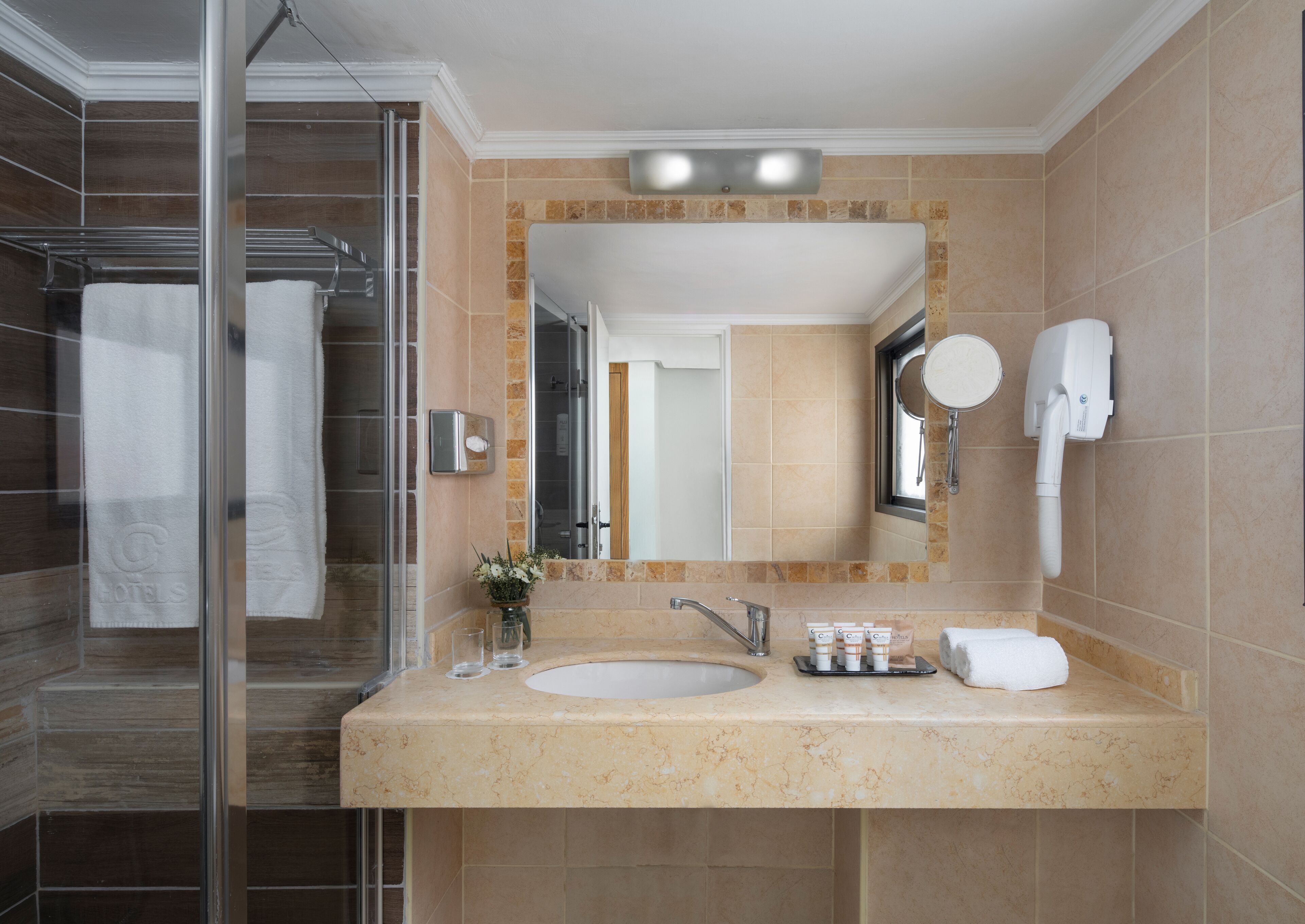 classic room | 1 bedroom, minibar, in-room safe, desk