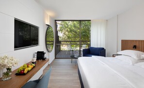 Kamer | Een minibar, een kluis op de kamer, een bureau