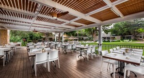 2 restaurants, serveren ontbijt, lunch, diner, regionale gerechten