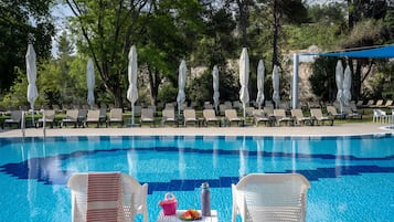 Una piscina al aire libre de temporada