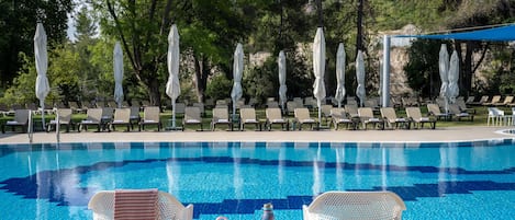 Una piscina al aire libre de temporada