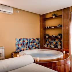 Couples treatment room(s), sauna, hot tub, steam room