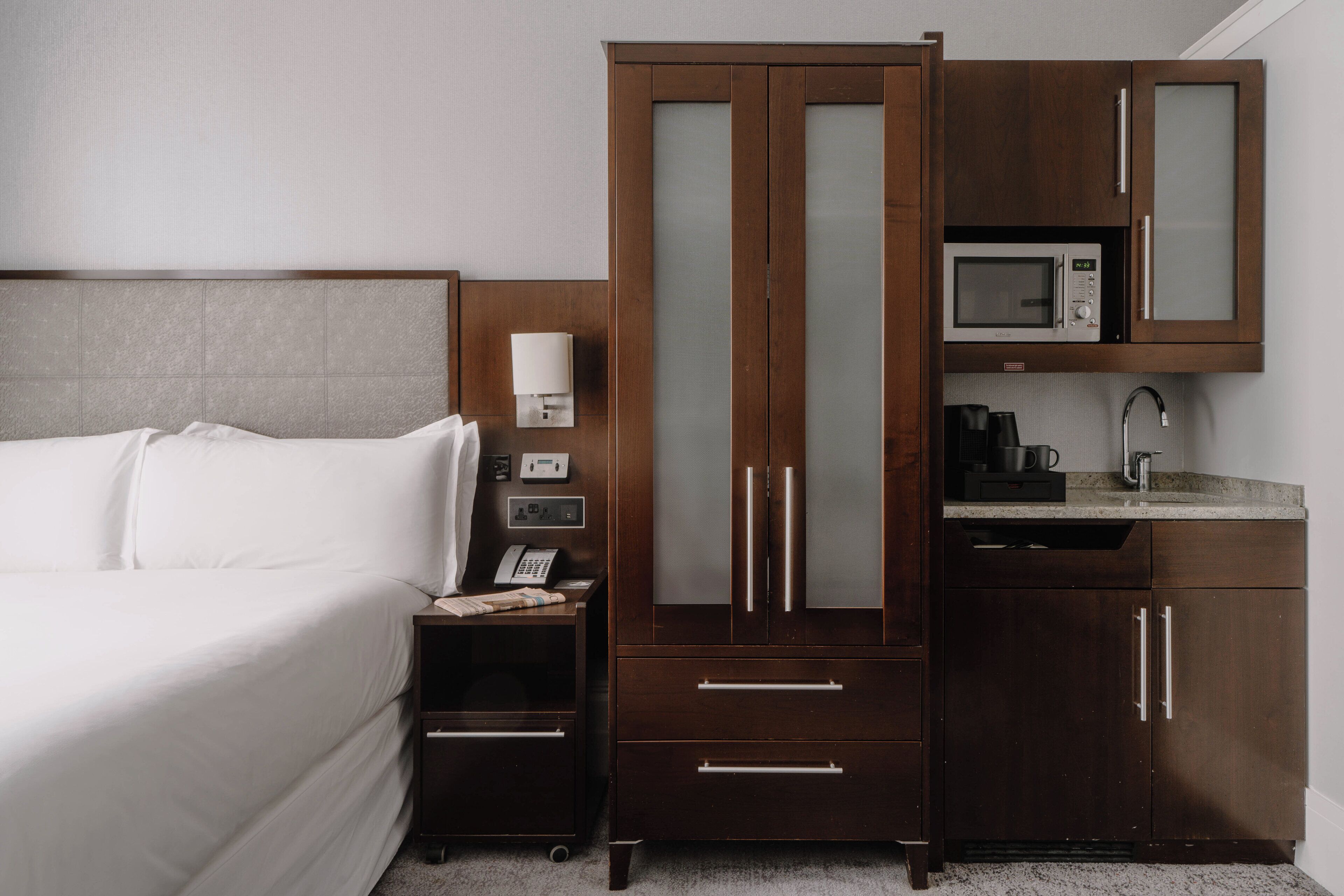 egyptian cotton sheets, premium bedding, in-room safe, desk