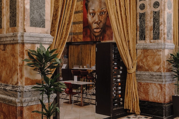 Breakfast, lunch, dinner served; British cuisine