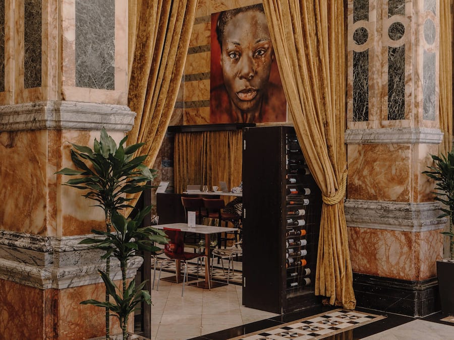 Frokost, lunsj og middag serveres, britiske retter