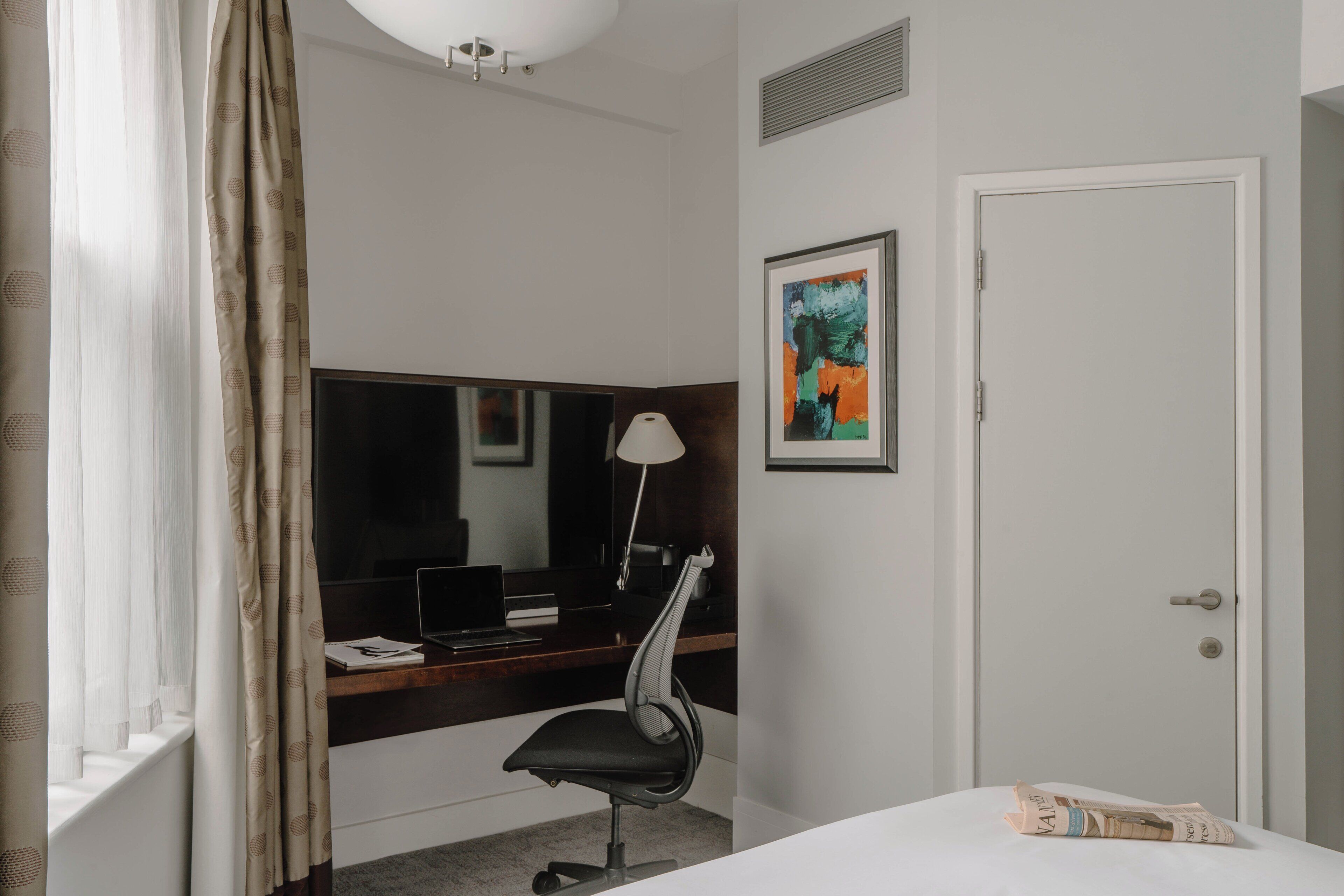 egyptian cotton sheets, premium bedding, in-room safe, desk