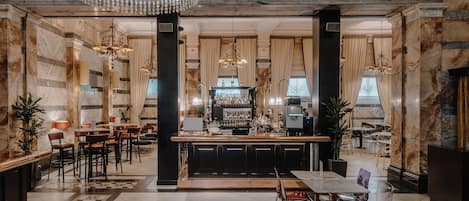 Café da manhã, almoço e jantar; culinária britânica
