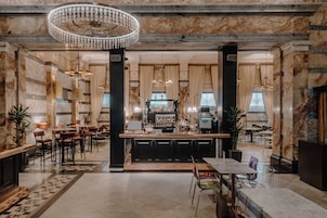 Breakfast, lunch, dinner served; British cuisine