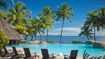 Piscine extérieure, parasols de plage, chaises longues