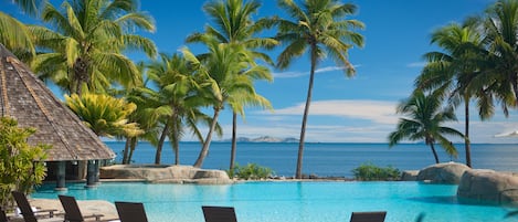 Piscine extérieure, parasols de plage, chaises longues