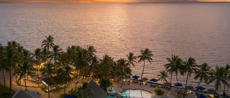 Kolam renang outdoor, dengan payung kolam renang dan kursi berjemur
