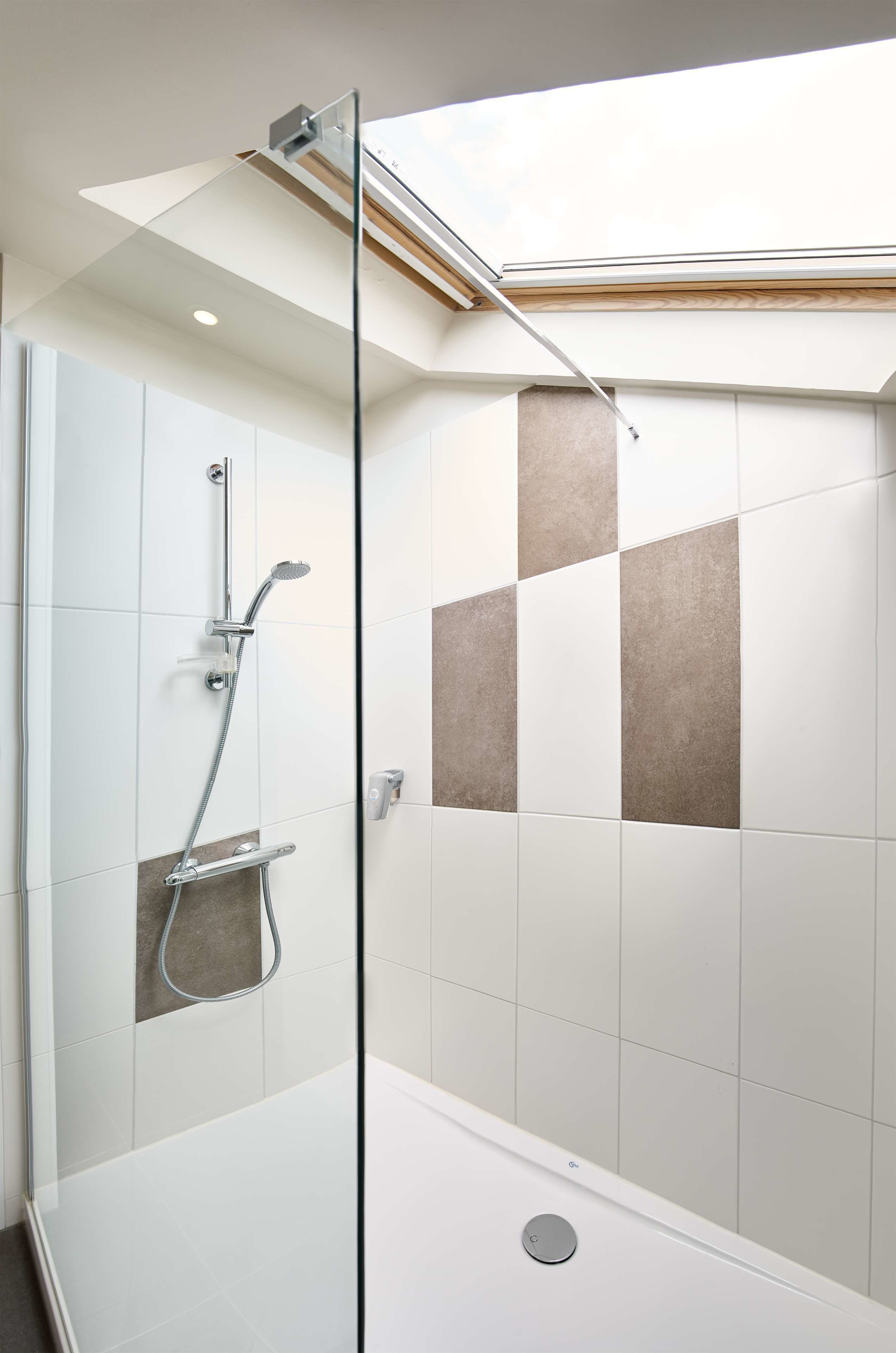 Executive Room, 1 King Bed, Non Smoking | Bathroom | Free toiletries, hair dryer, towels, soap