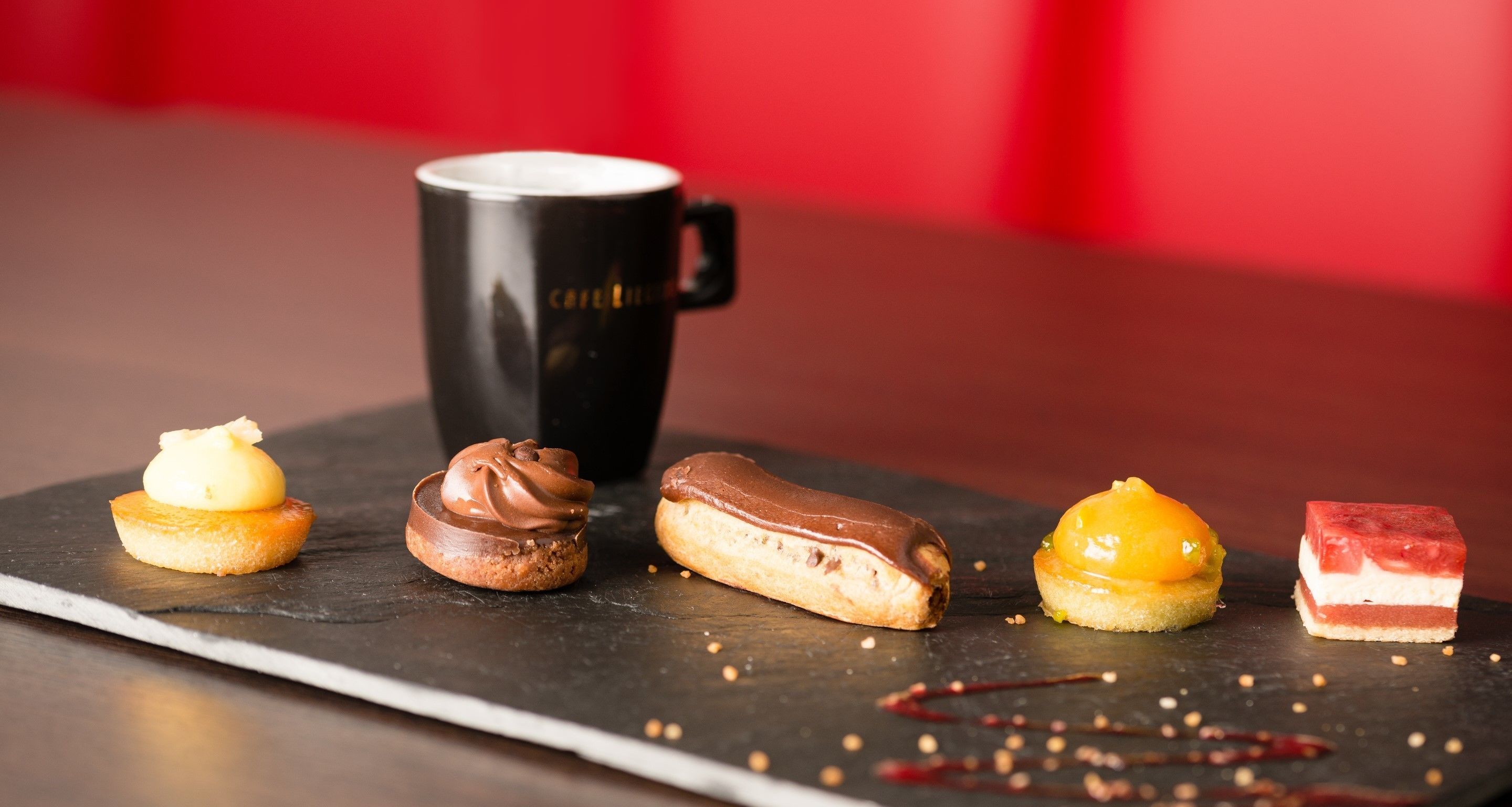 Eine Auswahl an Desserts auf einem Schiefertablett.