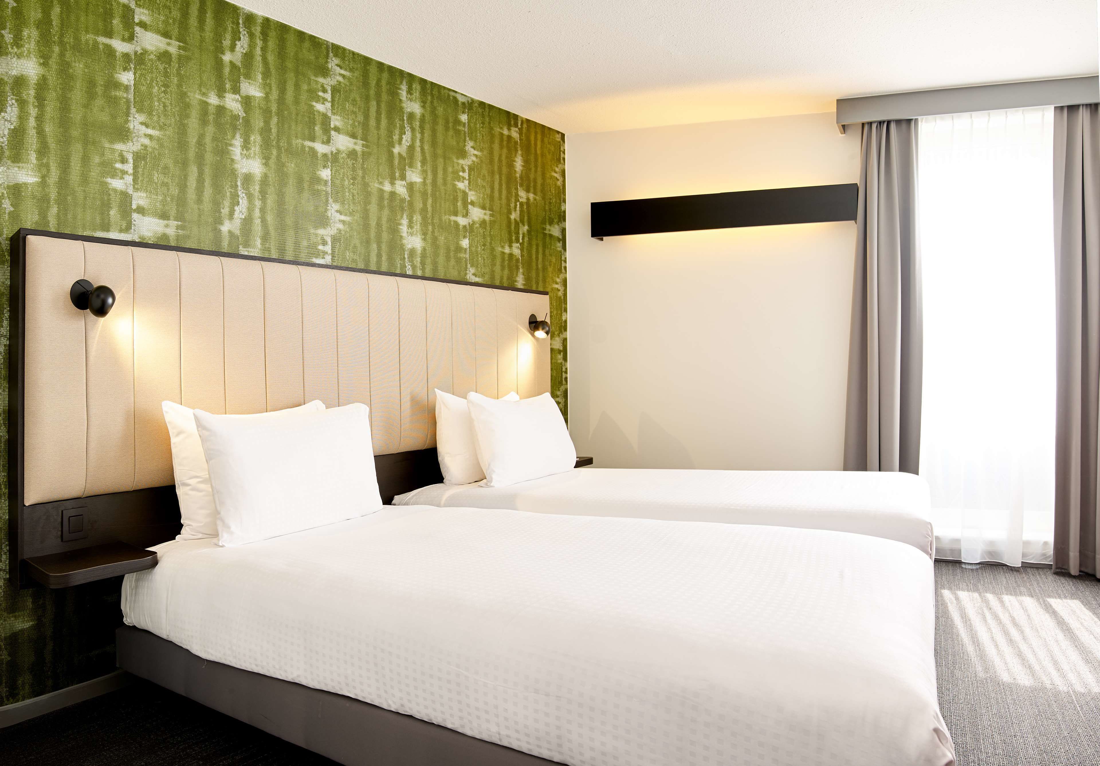 Luxe beddengoed, een kluis op de kamer, een bureau, een laptopwerkplek