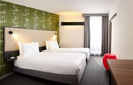 Ropa de cama de alta calidad y caja de seguridad en la habitación