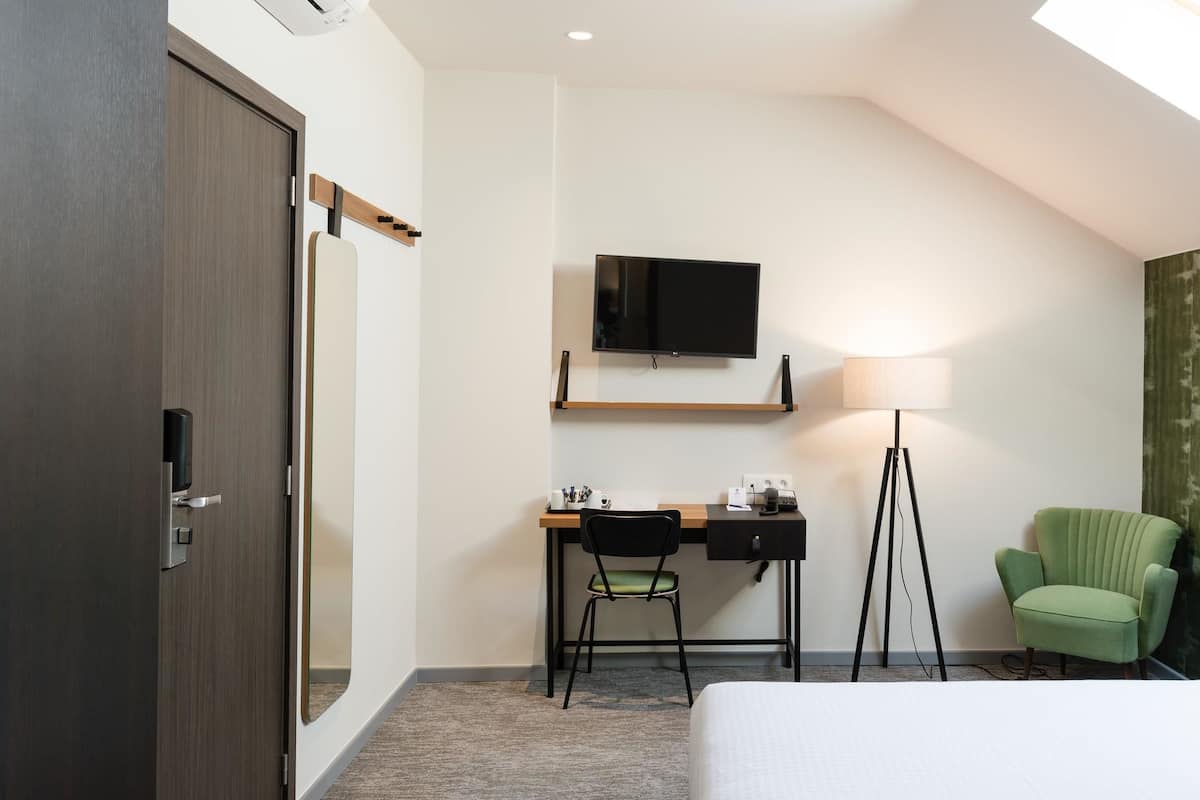 Chambre Exécutive, 1 très grand lit, non-fumeurs | Literie de qualité supérieure, coffres-forts dans les chambres, bureau