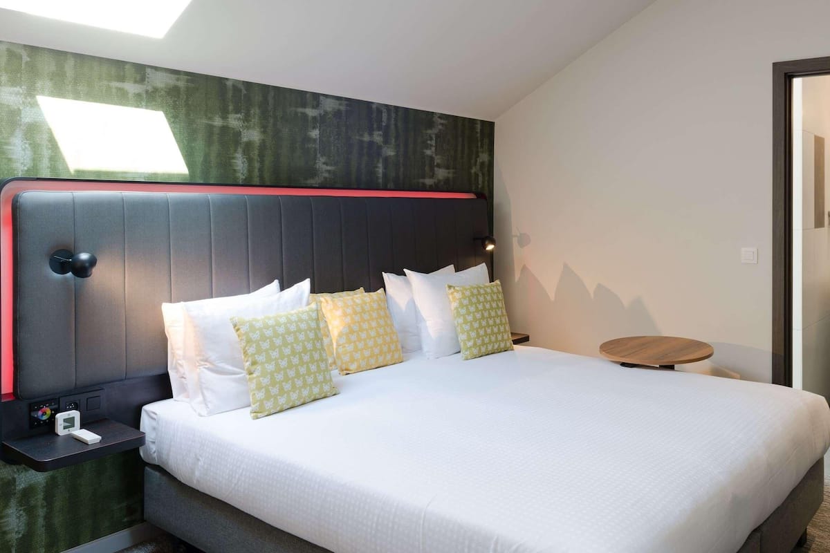 Premium bedding, in-room safe, desk, laptop workspace