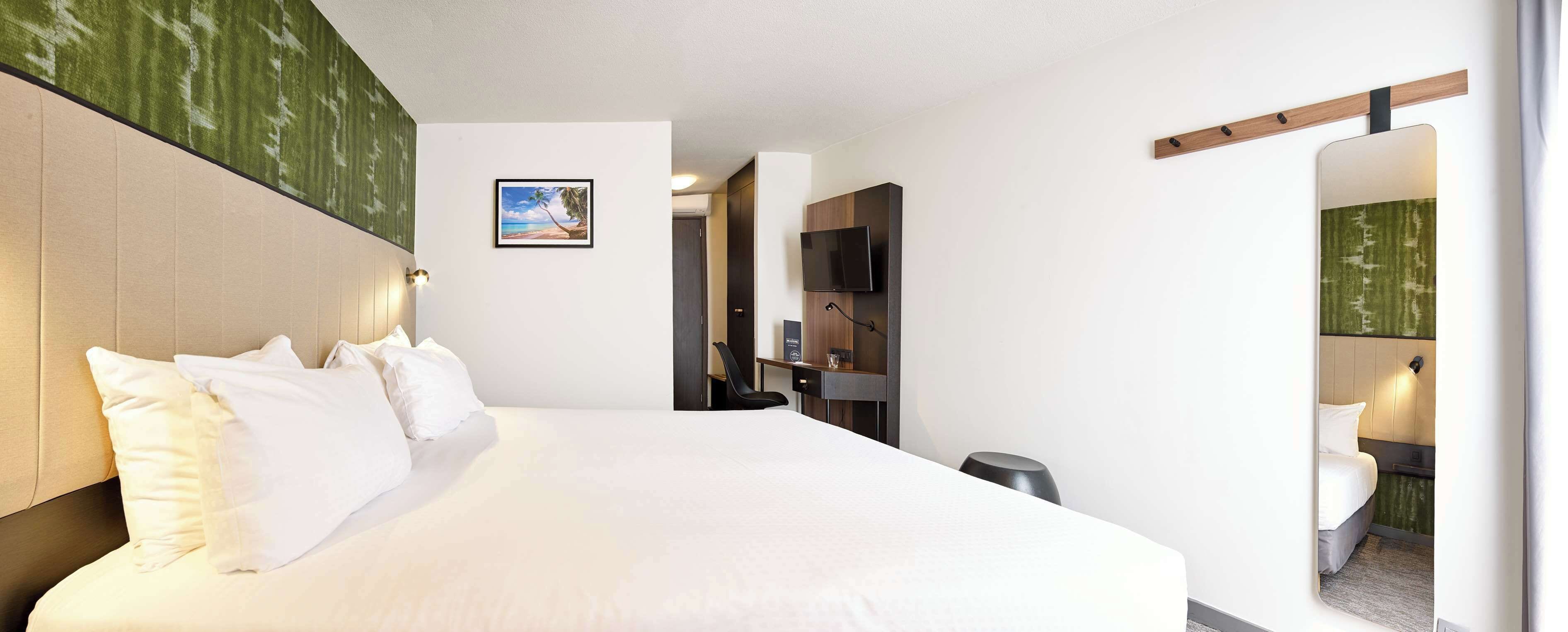 Superior Room, 1 King Bed, Non Smoking | Premium bedding, in-room safe, desk, laptop workspace