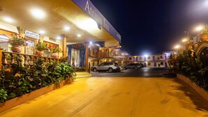 L’entrée d’un hôtel, avec une enseigne indiquant « Atrium Inn » et « Notre havre de paix ».