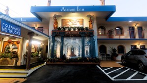 L'hôtel Atrium se distingue par sa façade bleue, son atrium central et les statues qui ornent son toit.