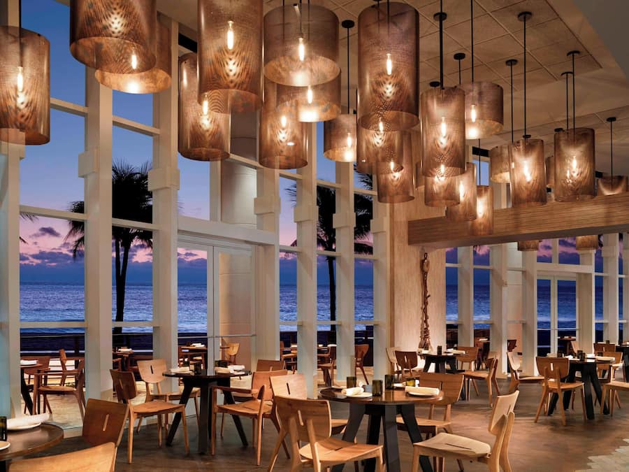 Aamiainen, lounas ja illallinen; näkymät valtamerelle