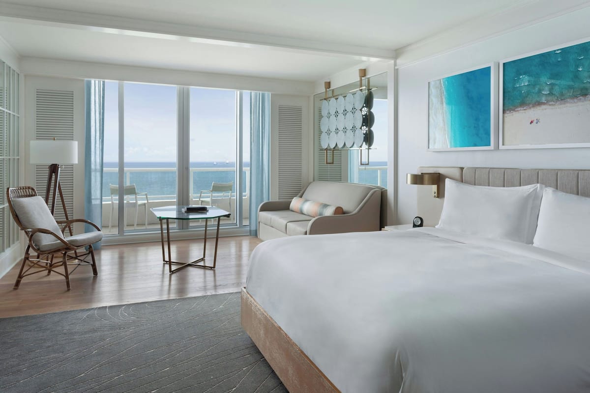 Hochwertige Bettwaren, Daunenbettdecken, Pillowtop-Betten, Minibar