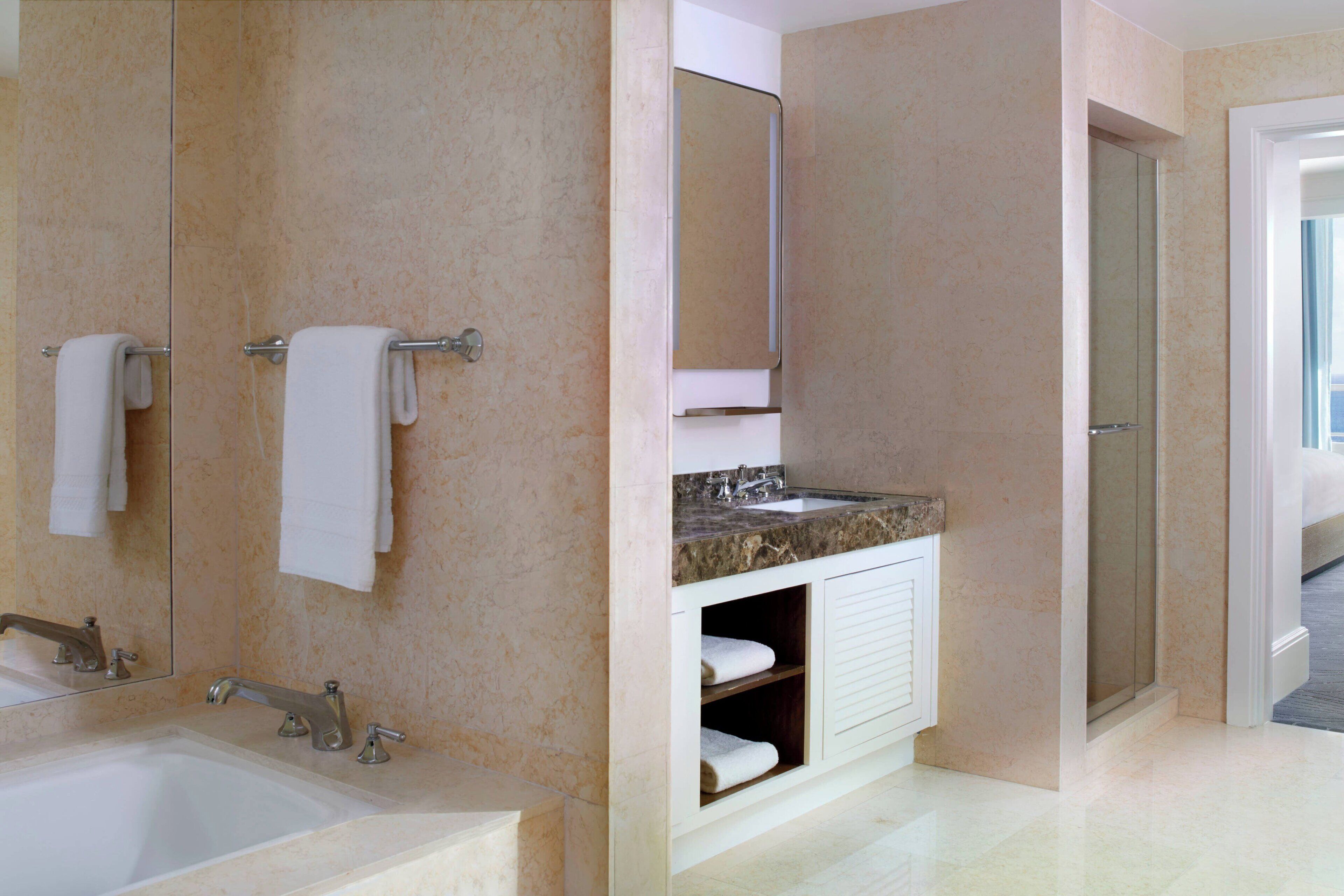 Une salle de bain avec une baignoire, un lavabo et un miroir.
