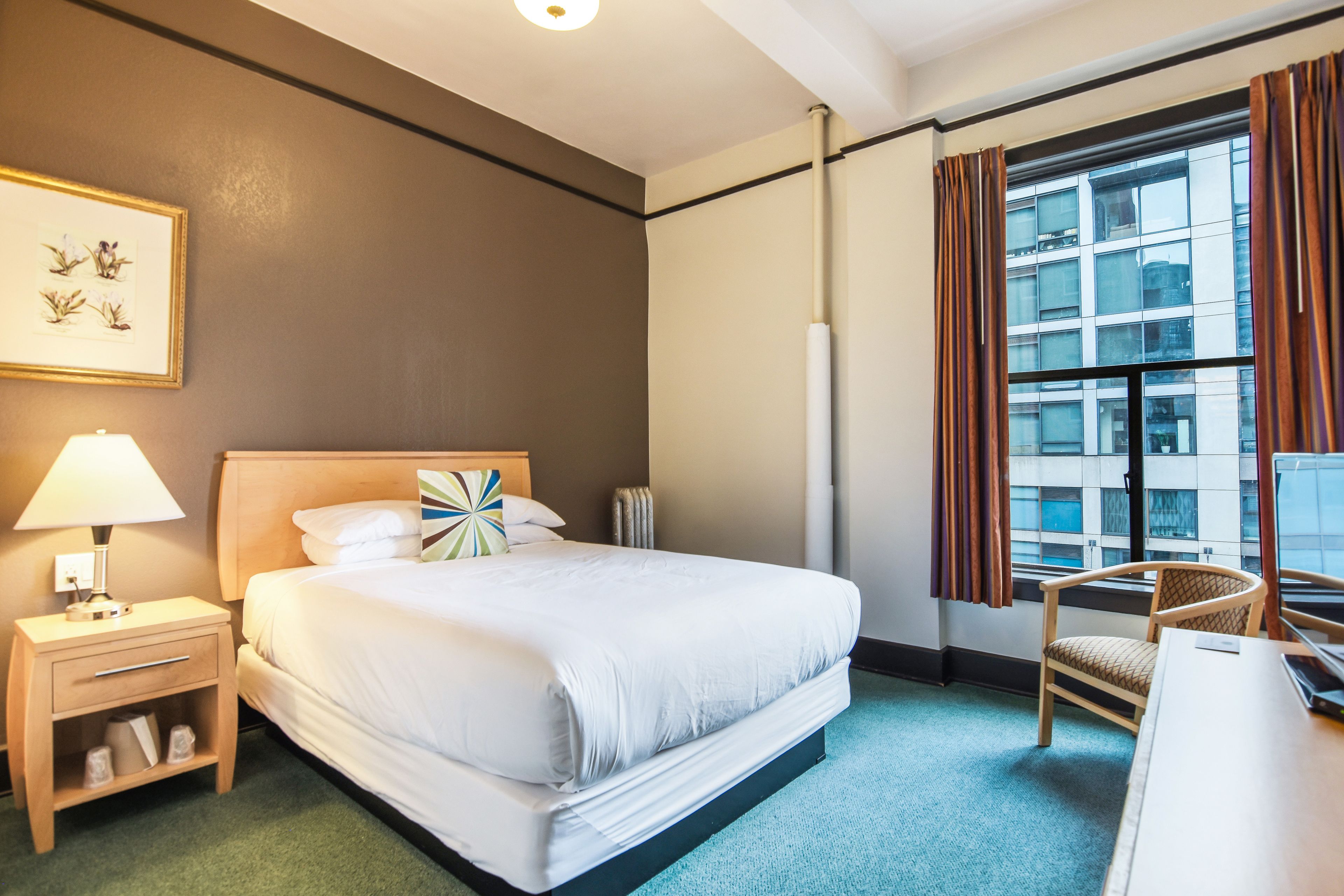 standard room, 1 queen bed, private bathroom | individually decorated, individually furnished, iron/ironing board