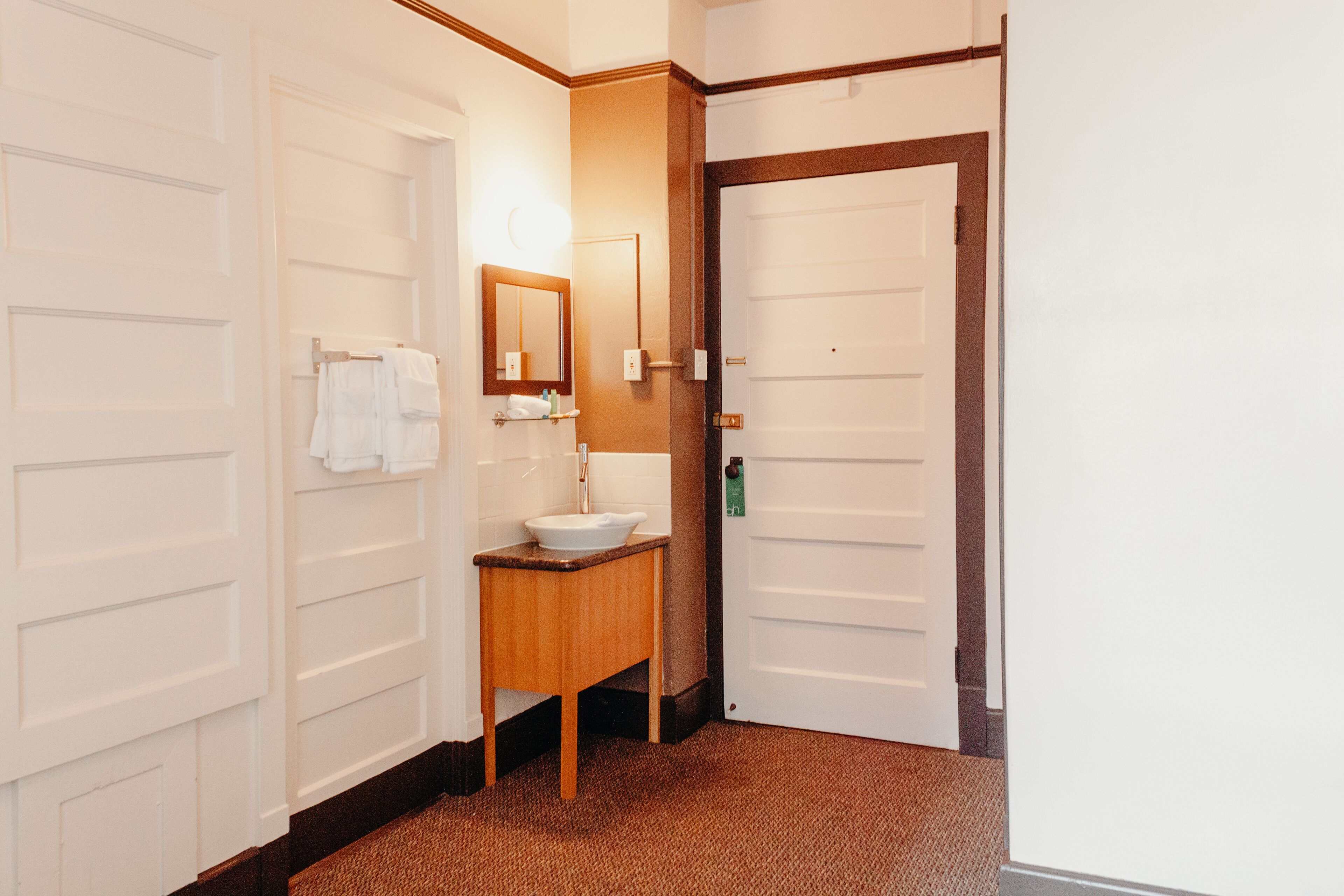 economy room, 1 queen bed, shared bathroom | individually decorated, individually furnished, iron/ironing board