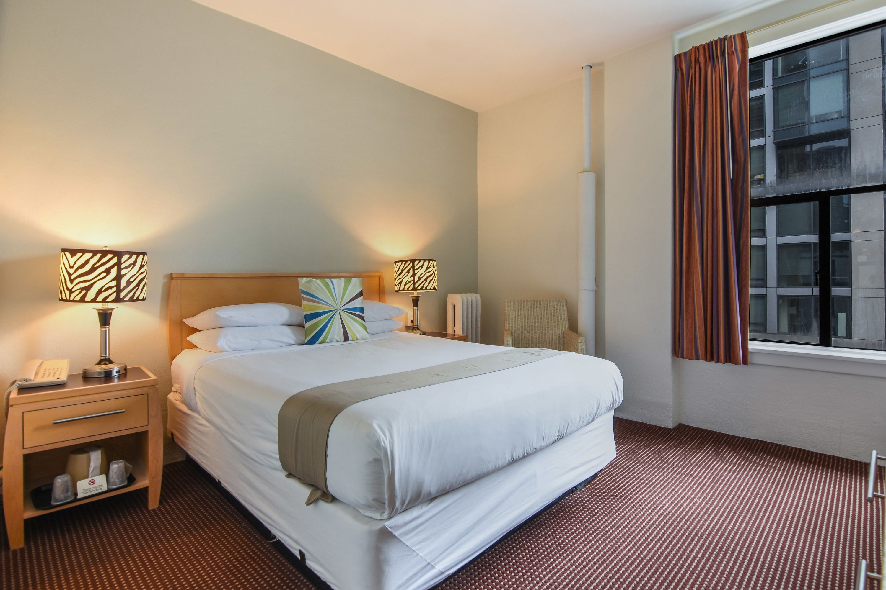 standard room, 1 queen bed, private bathroom | individually decorated, individually furnished, iron/ironing board