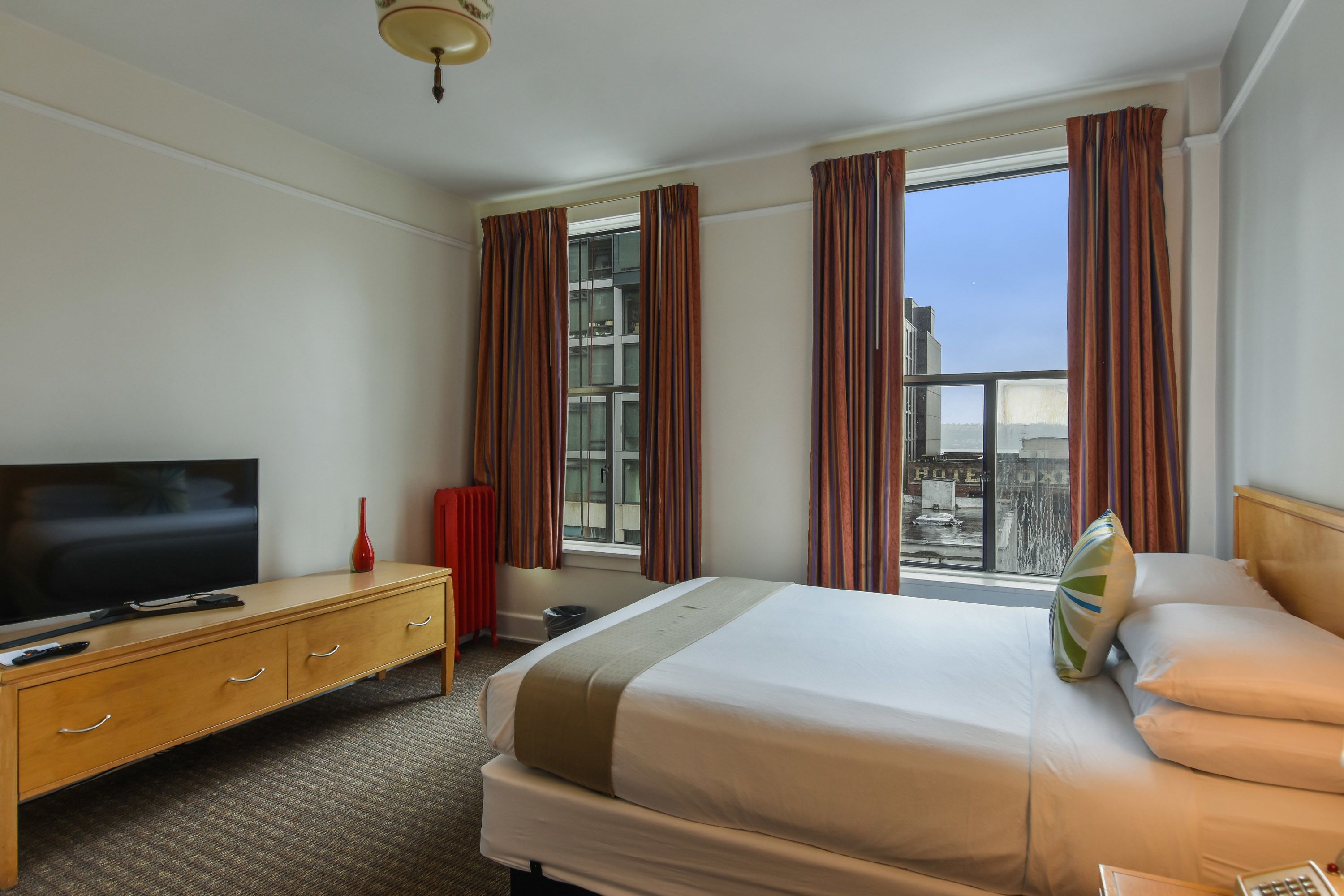 standard room, 1 queen bed, private bathroom | individually decorated, individually furnished, iron/ironing board