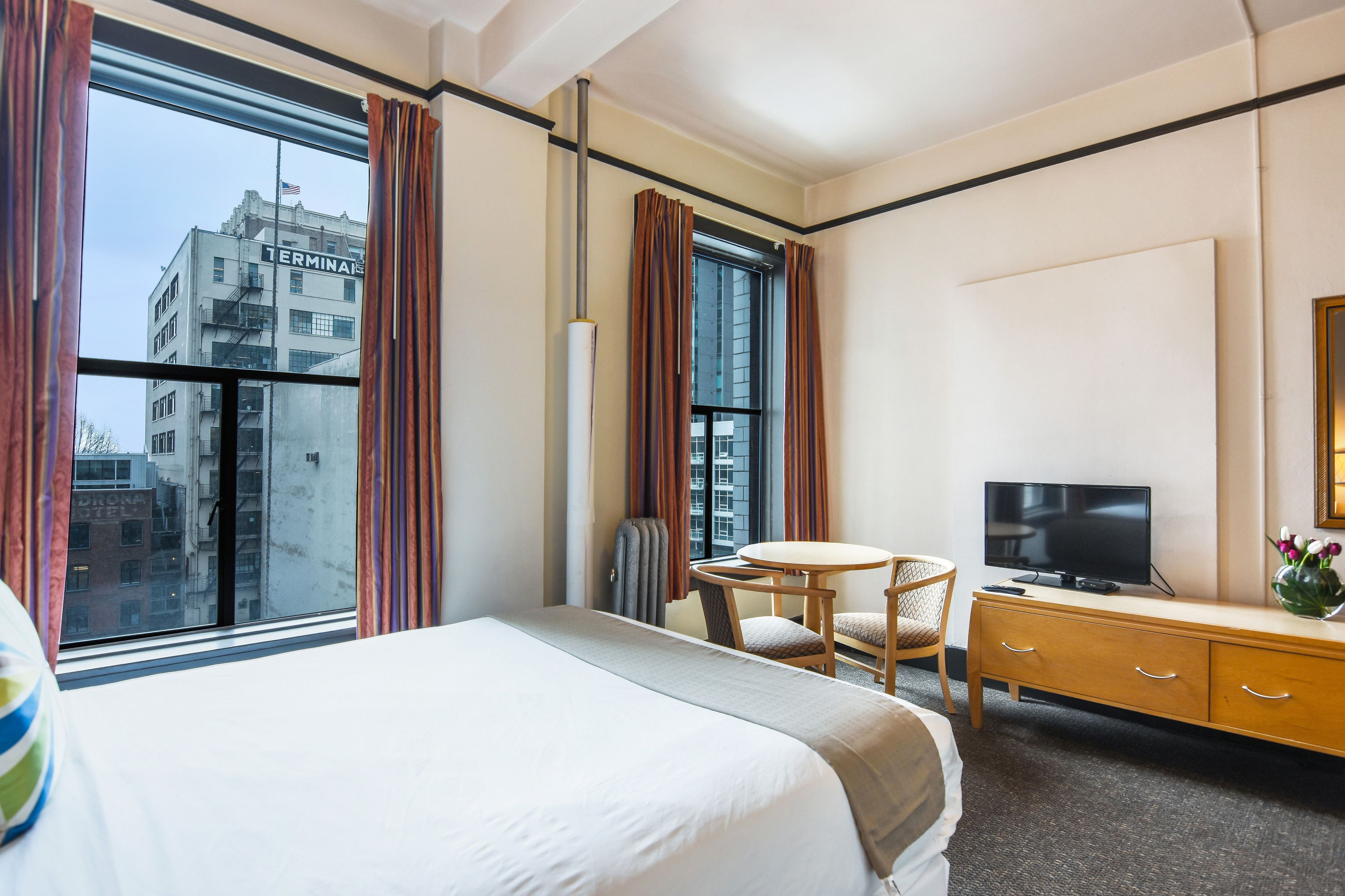 Standard Room, 1 Queen Bed, Private Bathroom | Individually decorated, individually furnished, iron/ironing board