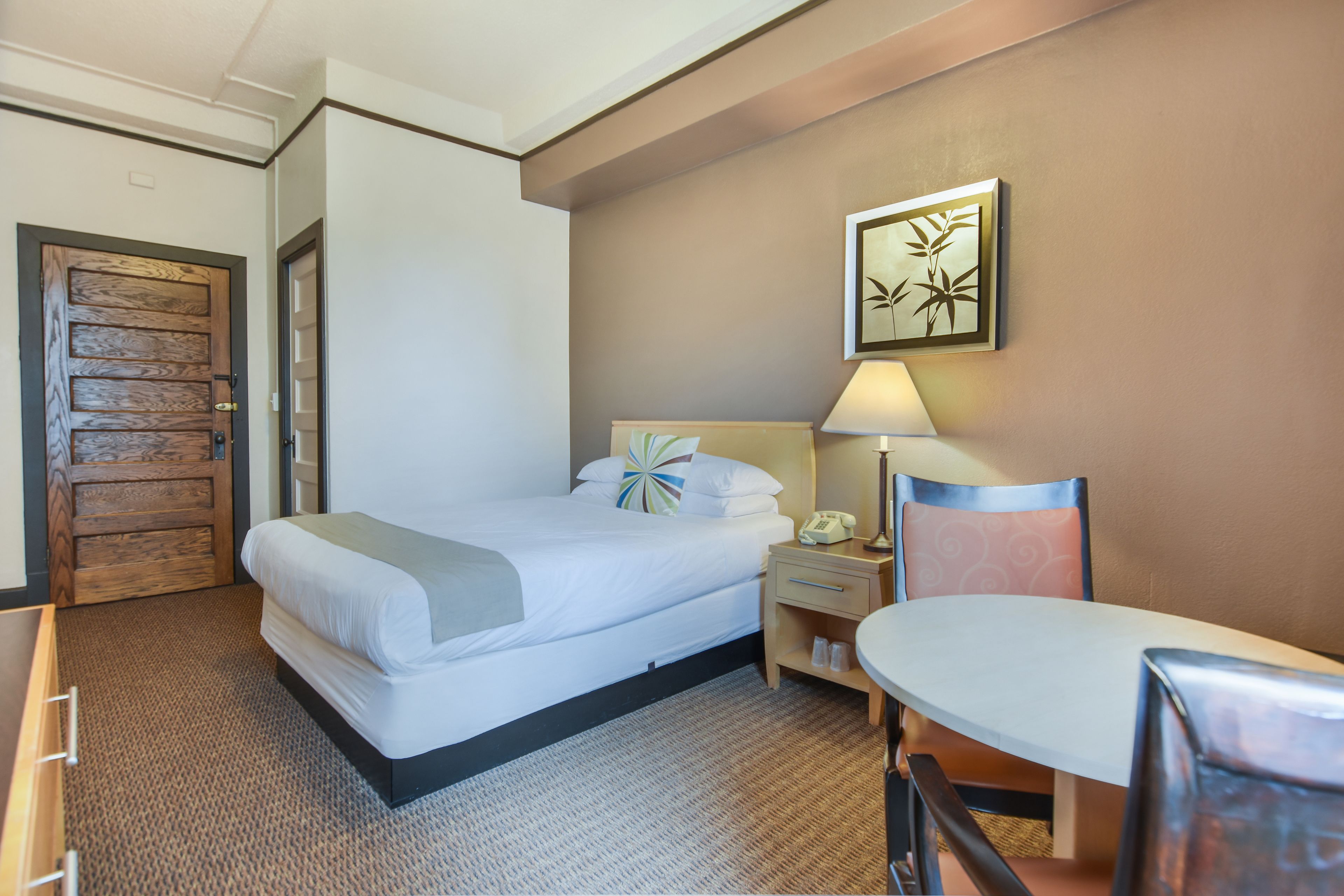 standard room, 1 queen bed, private bathroom | individually decorated, individually furnished, iron/ironing board