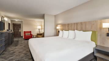 Escritorio, cortinas blackout y tabla de planchar con plancha