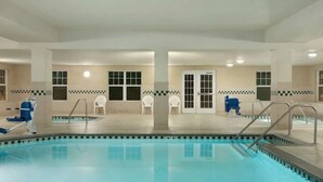Une piscine intérieure avec des couloirs de nage bien délimités, un espace vestiaire et un espace d’accueil.